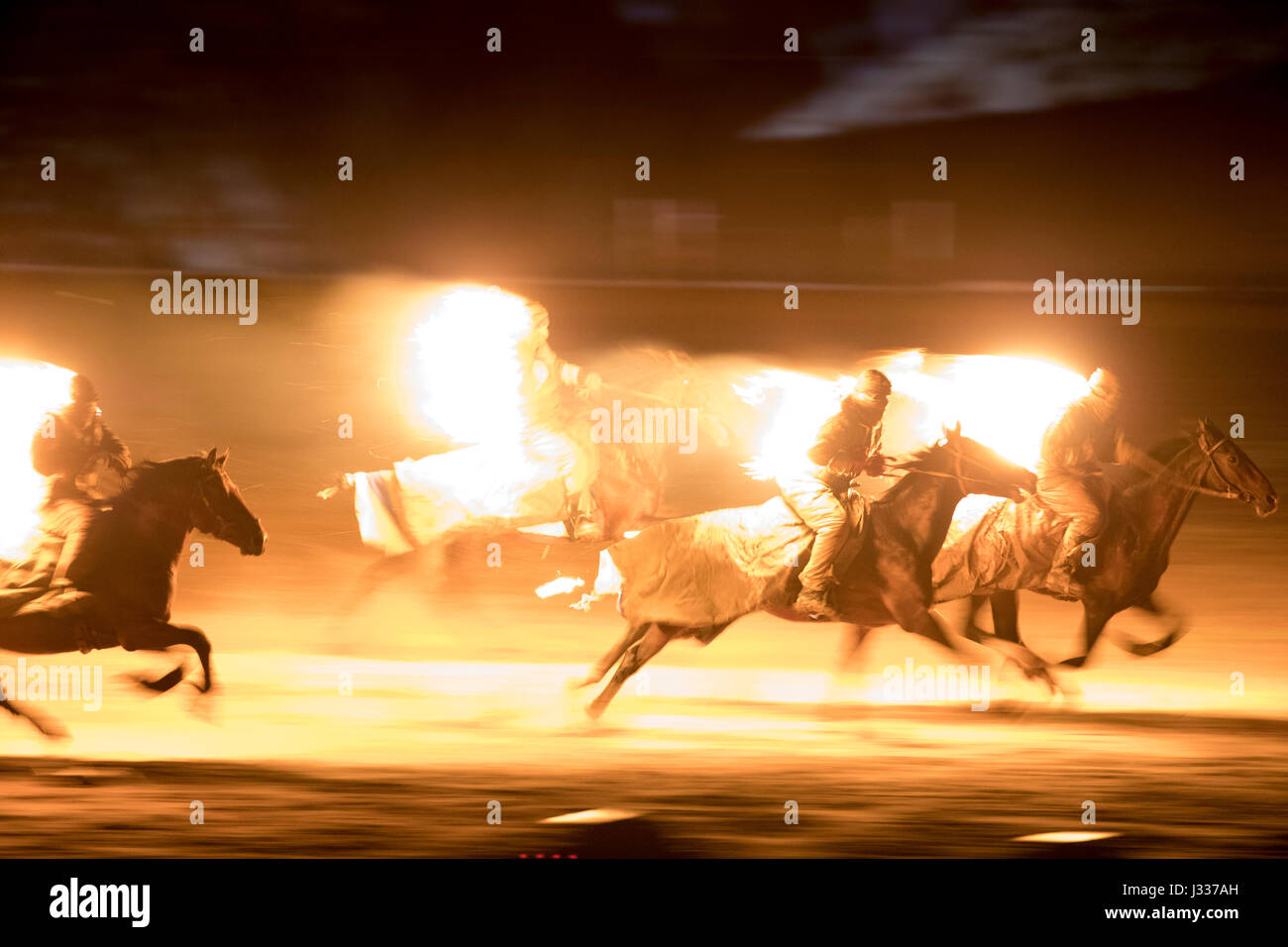 L'artistes avec des costumes en feu galoper à l'ouverture du monde des jeux nomades 2016 au Kirghizistan Banque D'Images