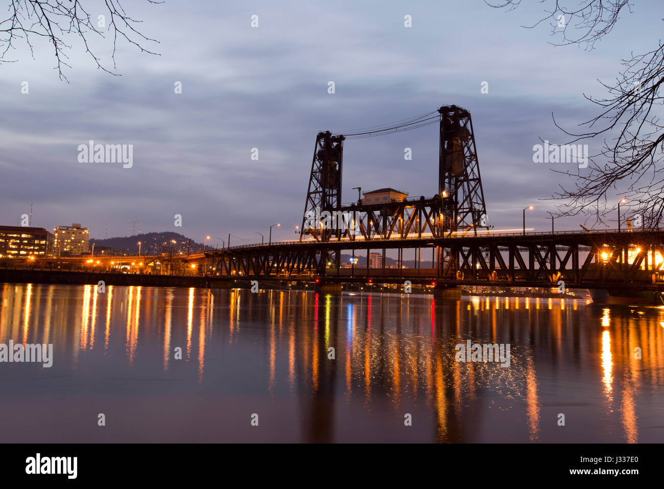 Panorama paysage coloré nuit Portland les immeubles de bureaux et d'ossature d'un pont-levis de l'autre côté de la rivière Willamette graver jeux réflexion eveni Banque D'Images