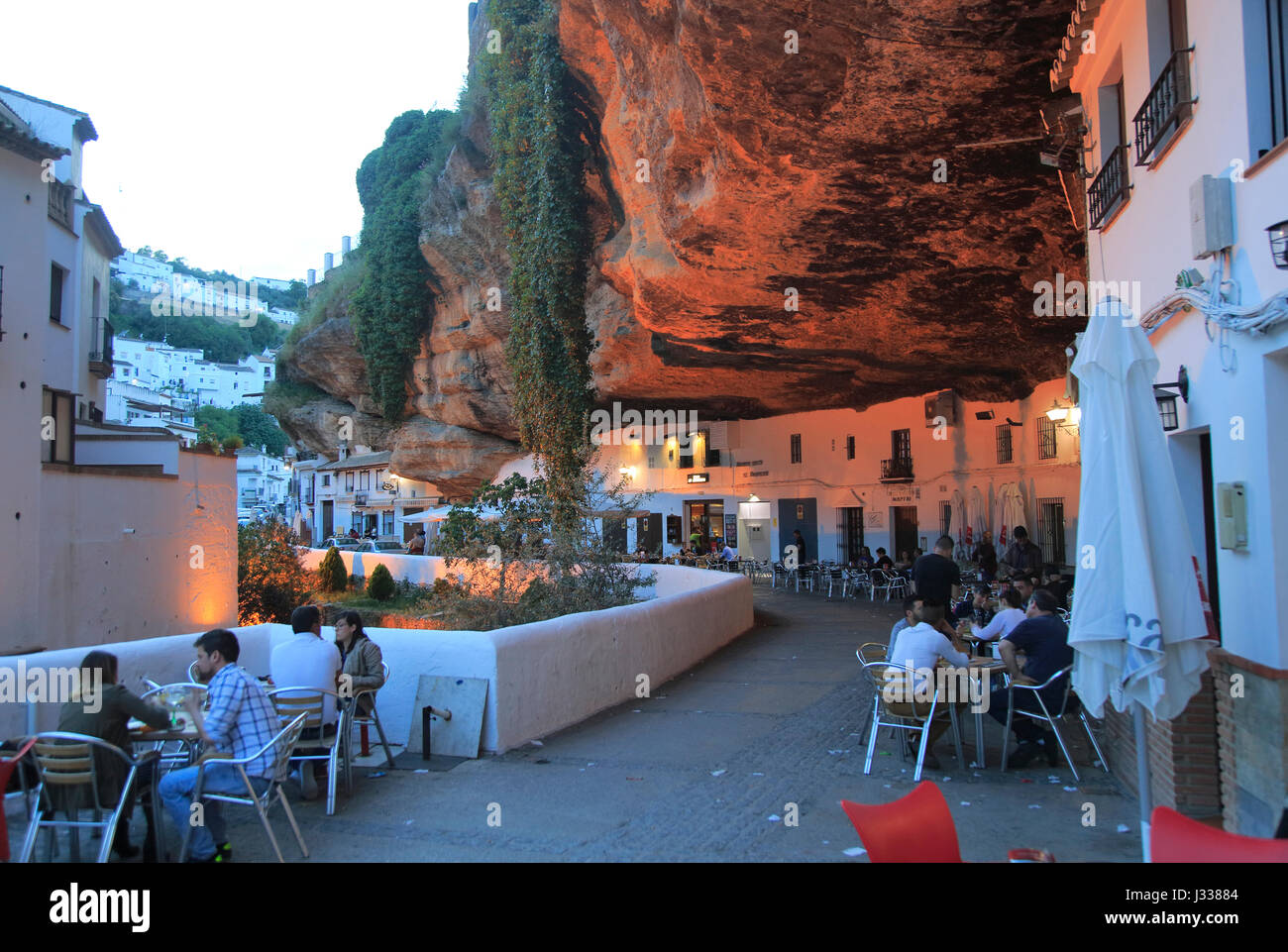 Cafés sous grotte, surplomb, Setenil de las Bodegas, province de Cadix, Espagne Banque D'Images