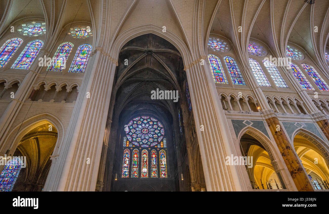 La France, l'Center-Val de Loire, Chartres, intérieur de la cathédrale de Chartres, dans le centre le transept nord rosace montre la Vierge et l'enfant et est Banque D'Images