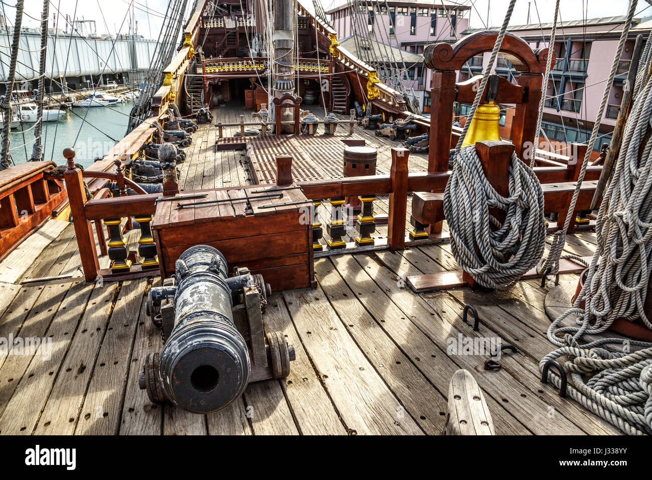 Bateau pirate en bois pour les touristes dans le port de Gênes Banque D'Images