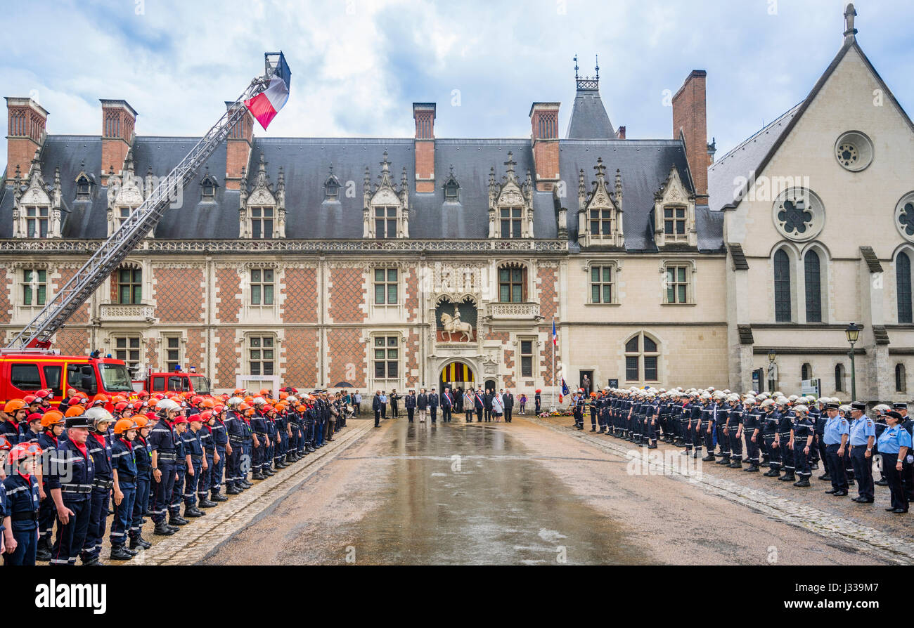 La France, l'Center-Val de Loire, Blois, défilé de la brigade de pompiers à Blois Château de Blois Banque D'Images