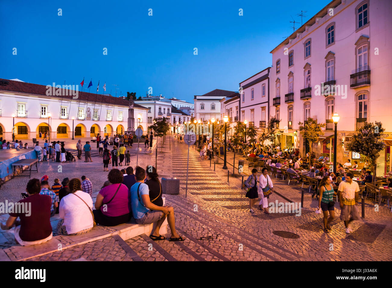 Praca da Republica, au crépuscule, Tavira, Algarve, Portugal Banque D'Images