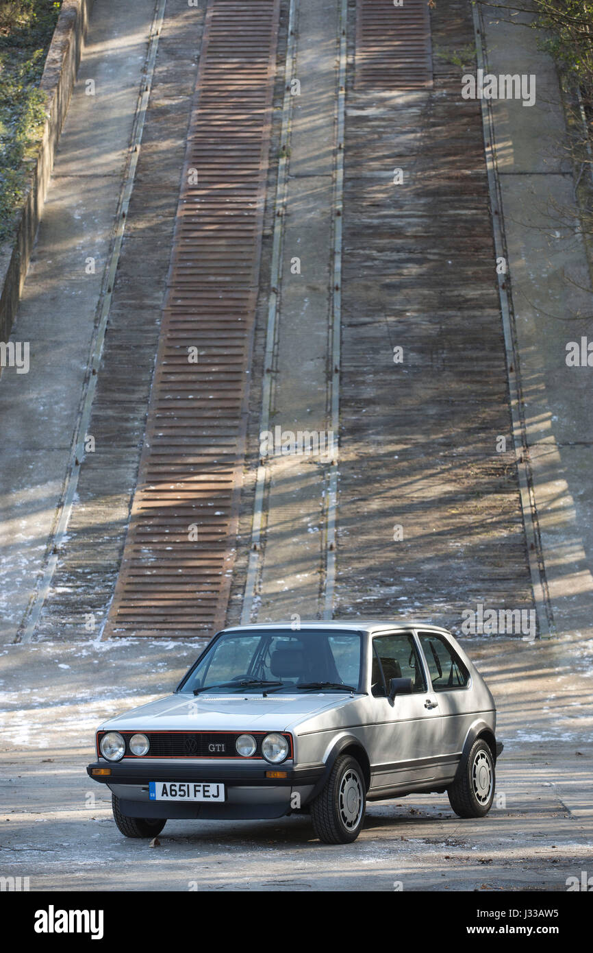 1983 Volkswagen Golf GTI Mrk 1 roulant à Longcross Circuit d'essais, Chobham Race Track, Surrey, Angleterre. Banque D'Images