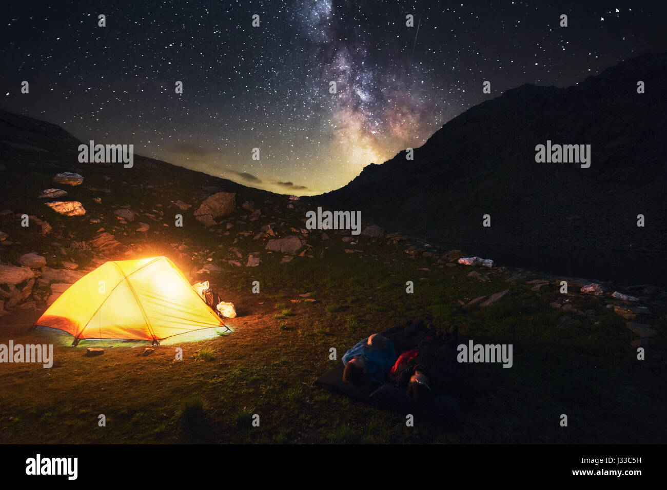 Deux randonneurs regarder le ciel étoilé et la Voie lactée, dans le spot de camping Pfunderer, montagnes du Tyrol du Sud, Italie Banque D'Images
