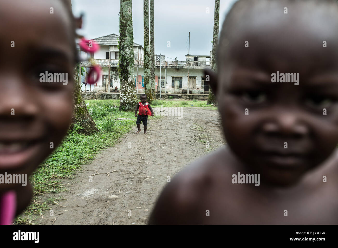 Les petits enfants en face d'une simple maison, Sao Tomé, Sao Tomé et Principe, Afrique Banque D'Images