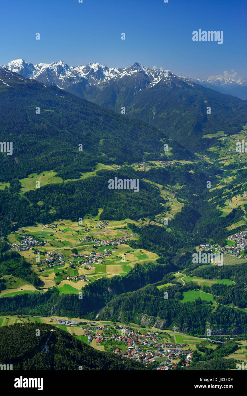 Vue de la vallée de Pitz sur Tschirgant à Alpes Oetztal, gamme de Mieming, Tyrol, Autriche Banque D'Images