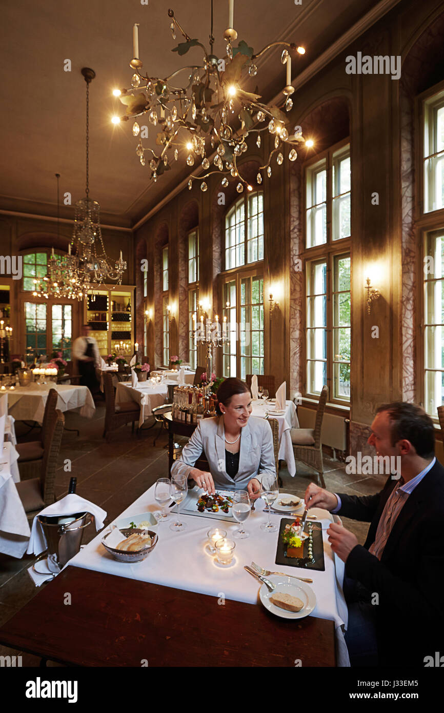 Les clients du restaurant, ancienne salle de bal historique, Villa Sorgenfrei, hôtel de campagne, Augustusweg 48, Radebeul, Dresden, Allemagne Banque D'Images
