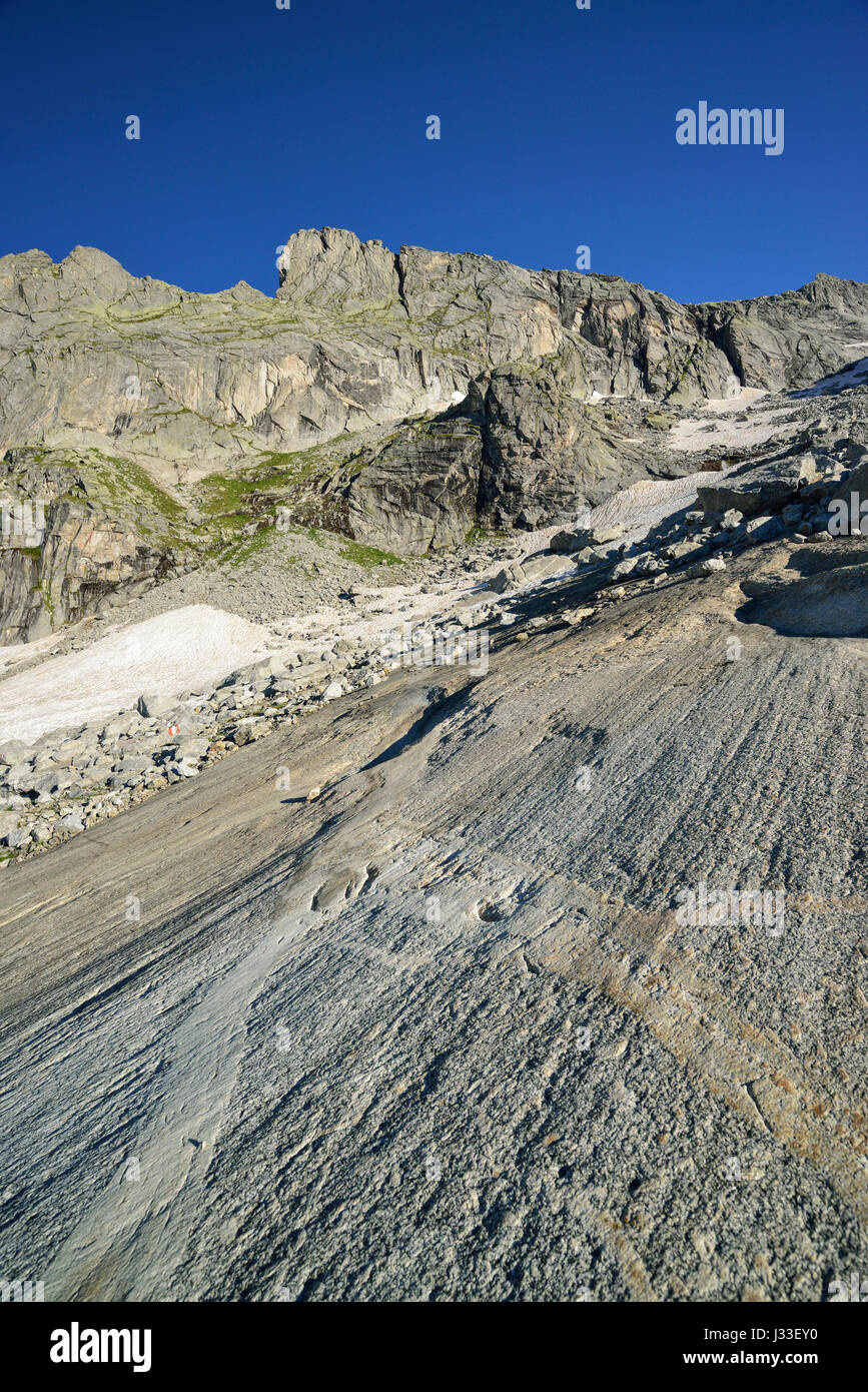 Dalle de roche de granit poli par le glacier avec montagnes en arrière-plan, Via Roma, Bergell, Lombardie, Italie Banque D'Images