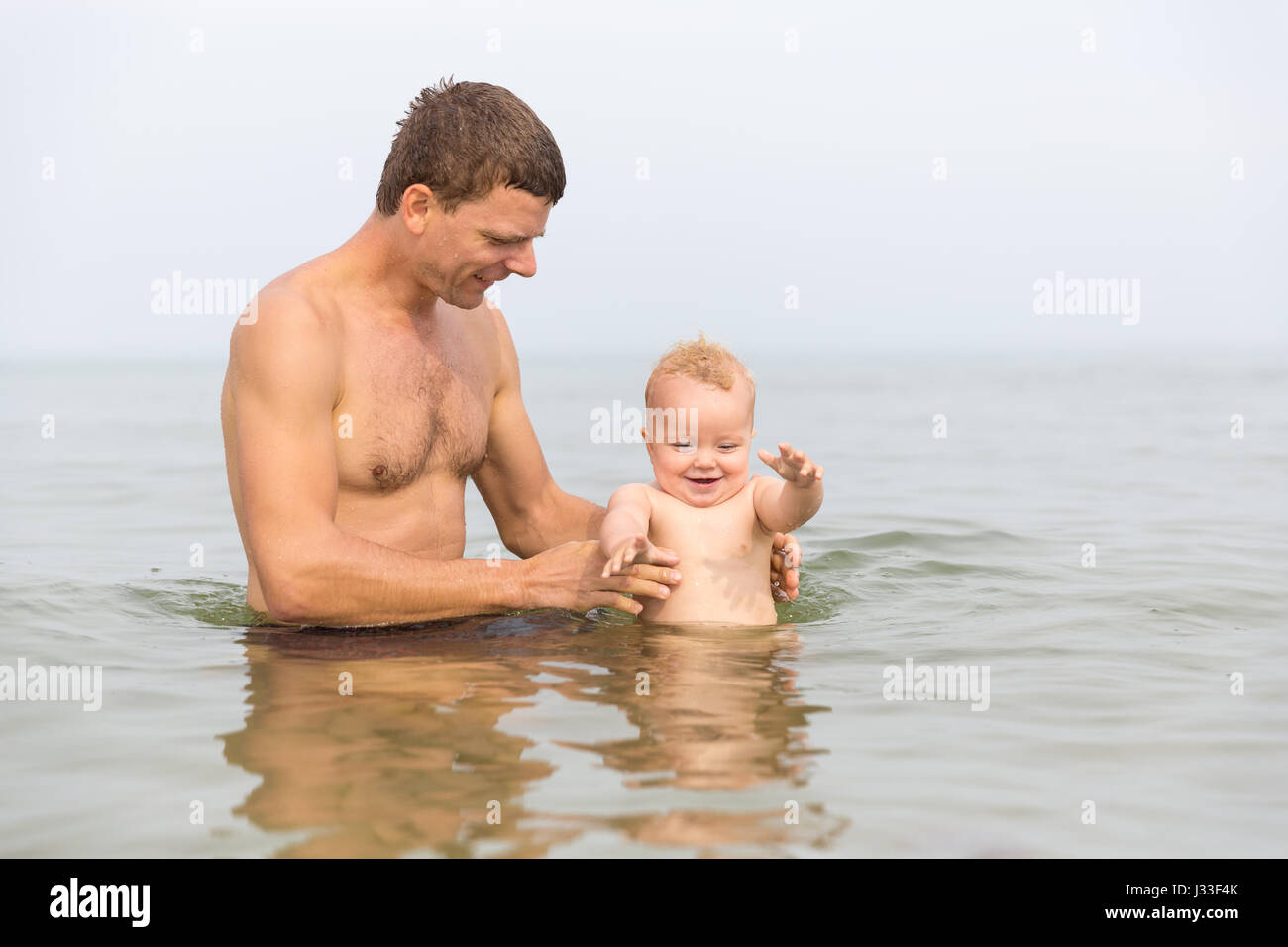 Père et fille (1 an) baignade dans la mer Baltique, Marielyst Falster, Danemark, Banque D'Images