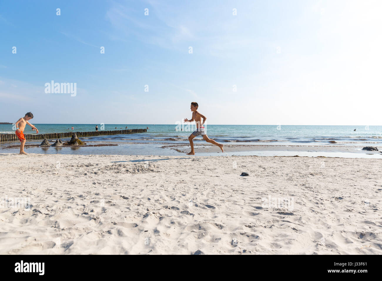 Enfants à la plage de la mer Baltique, Klintholm, Mon île, Danemark Banque D'Images