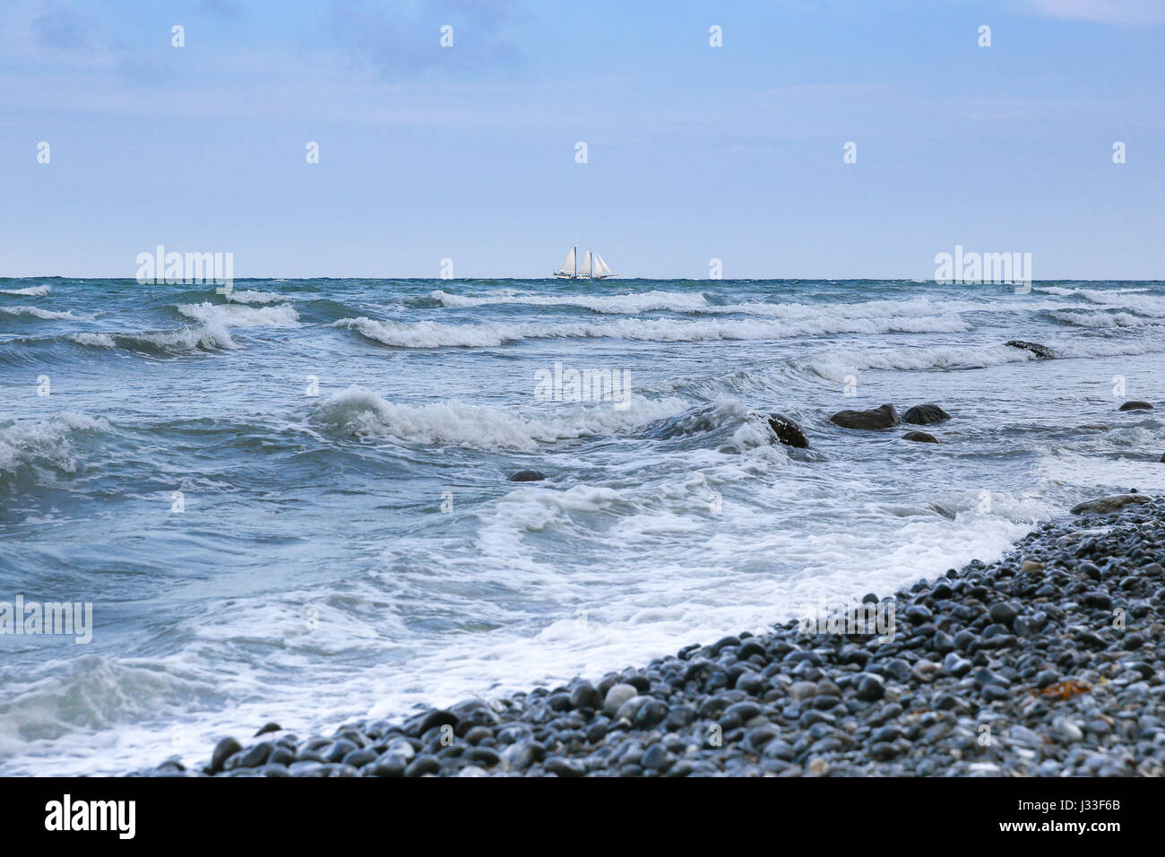 Vue sur la mer Baltique à voile à l'horizon, Mons Klint, Klintholm, Mon île, Danemark Banque D'Images