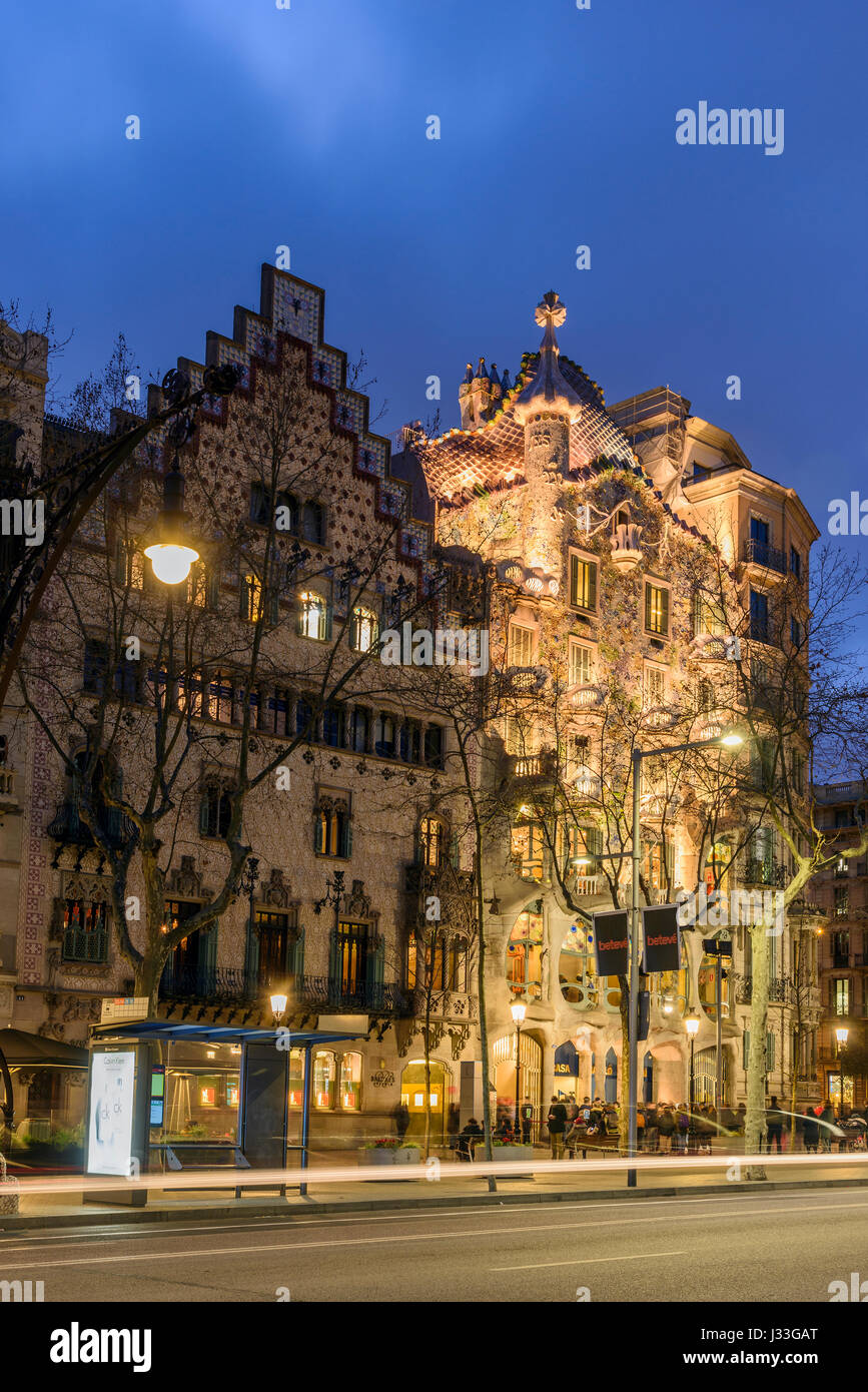 Vue nocturne de la Casa Batlló et La Casa Amatller, Barcelone, Catalogne, Espagne Banque D'Images