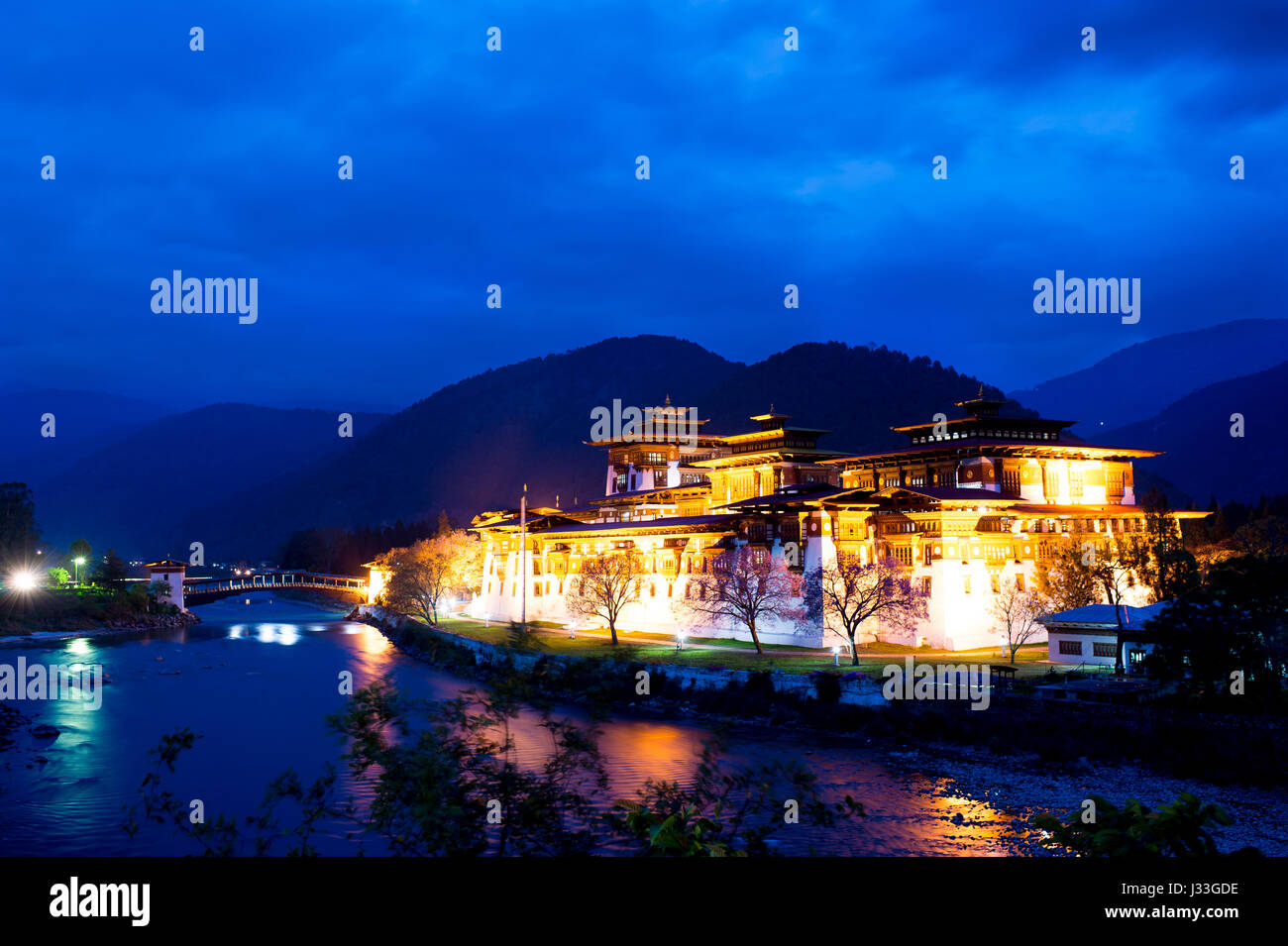 Monastère de Punakha Dzong du Bhoutan au cours de l'Heure Bleue Banque D'Images
