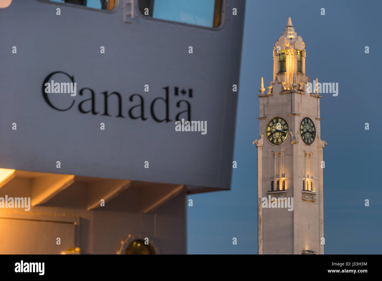 Montréal, CA - 28 Avril 2017 : Tour de l'horloge au coucher du soleil à côté de mot-symbole Canada sur un bateau Banque D'Images