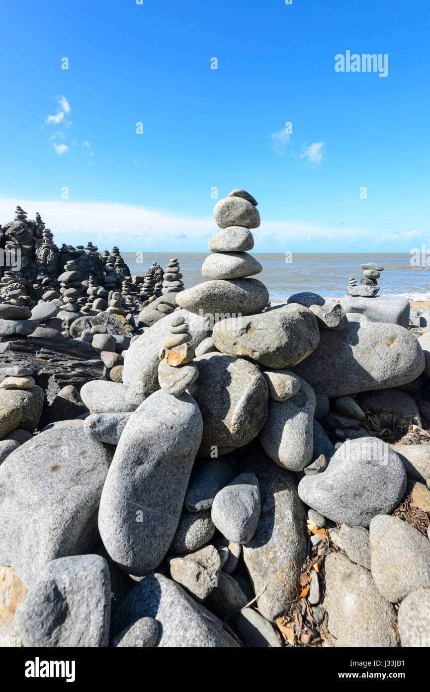 L'équilibrage des roches en Wangetti Gatz, plages du nord de Cairns, Far North Queensland, Queensland, Australie, FNQ Banque D'Images