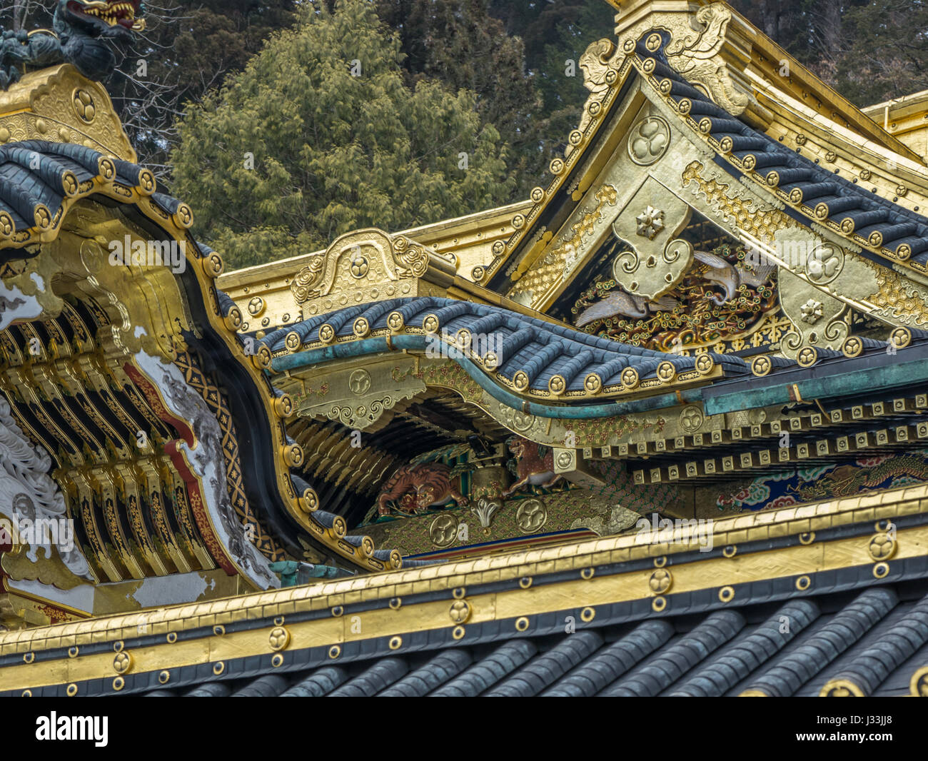 Détail de Karamon Gate envies de toit avec de l'or et laqué noir à Nikko Toshogu shrine Shinto. Situé à Nikko, Tochigi Prefecture, Japan. Banque D'Images