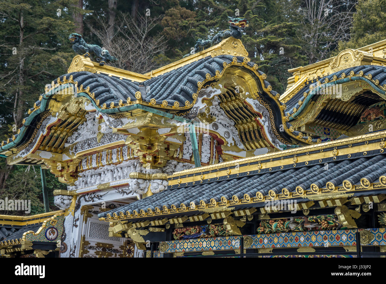 Détail de Karamon Gate envies de toit avec de l'or et laqué noir à Nikko Toshogu shrine Shinto. Situé à Nikko, Tochigi Prefecture, Japan. Banque D'Images