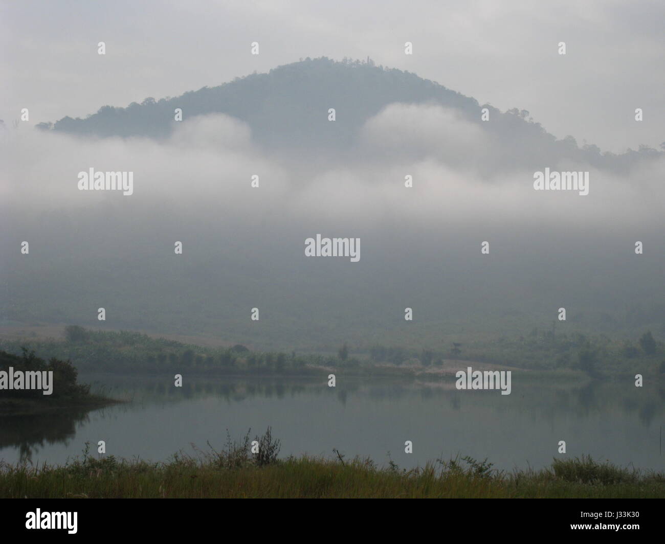 Beau paysage dans la forêt montagne vue majestueuse Matin brumeux. Le brouillard causé par le réservoir à Khao Kho National Park, Thaïlande. Banque D'Images