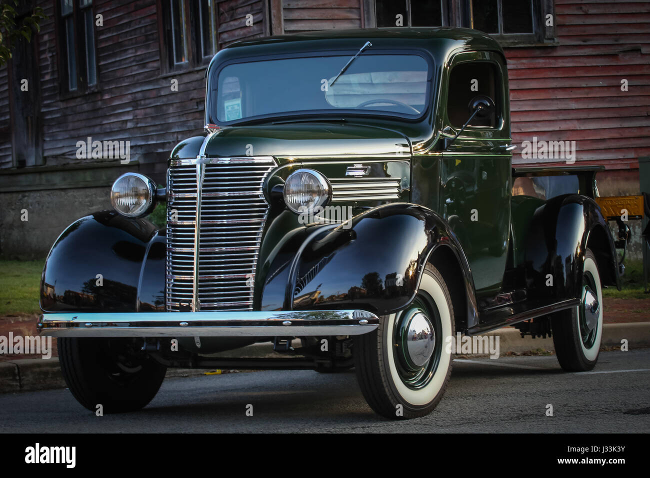 Classic American 30 Shiny Camionnette avec soleil du soir contre Moulin rustique ronde Retour Banque D'Images