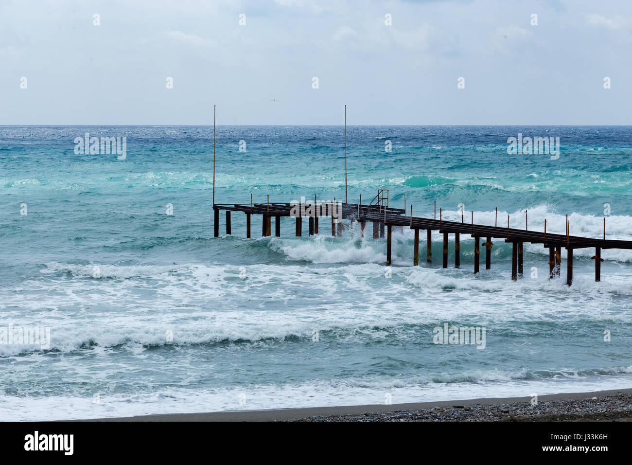 Présentation paysage droit de la jetée dans la belle mer turquoise au cours de tempête Banque D'Images