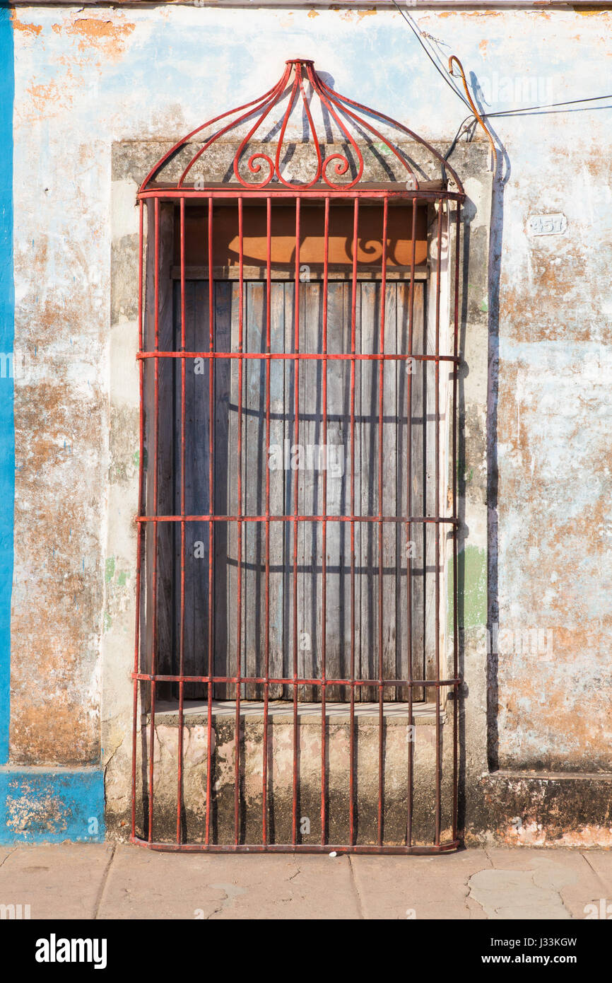 Bâtiment typiquement colonial avec grille en fer porte à Trinidad, Cuba Banque D'Images