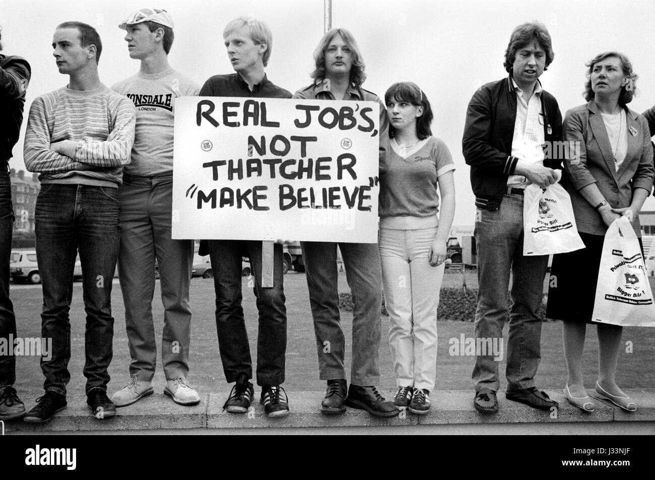 Élection générale 1983 UK. Les étudiants et les jeunes adultes manifester contre le manque de perspectives d'emploi en Grande-Bretagne sous le premier ministre Margaret Thatcher. Démonstration sans emploi au sujet d'idée pour l'école. L'Angleterre des années 80, "de vrais emplois Thatchers pas faire croire'. HOMER SYKES Banque D'Images