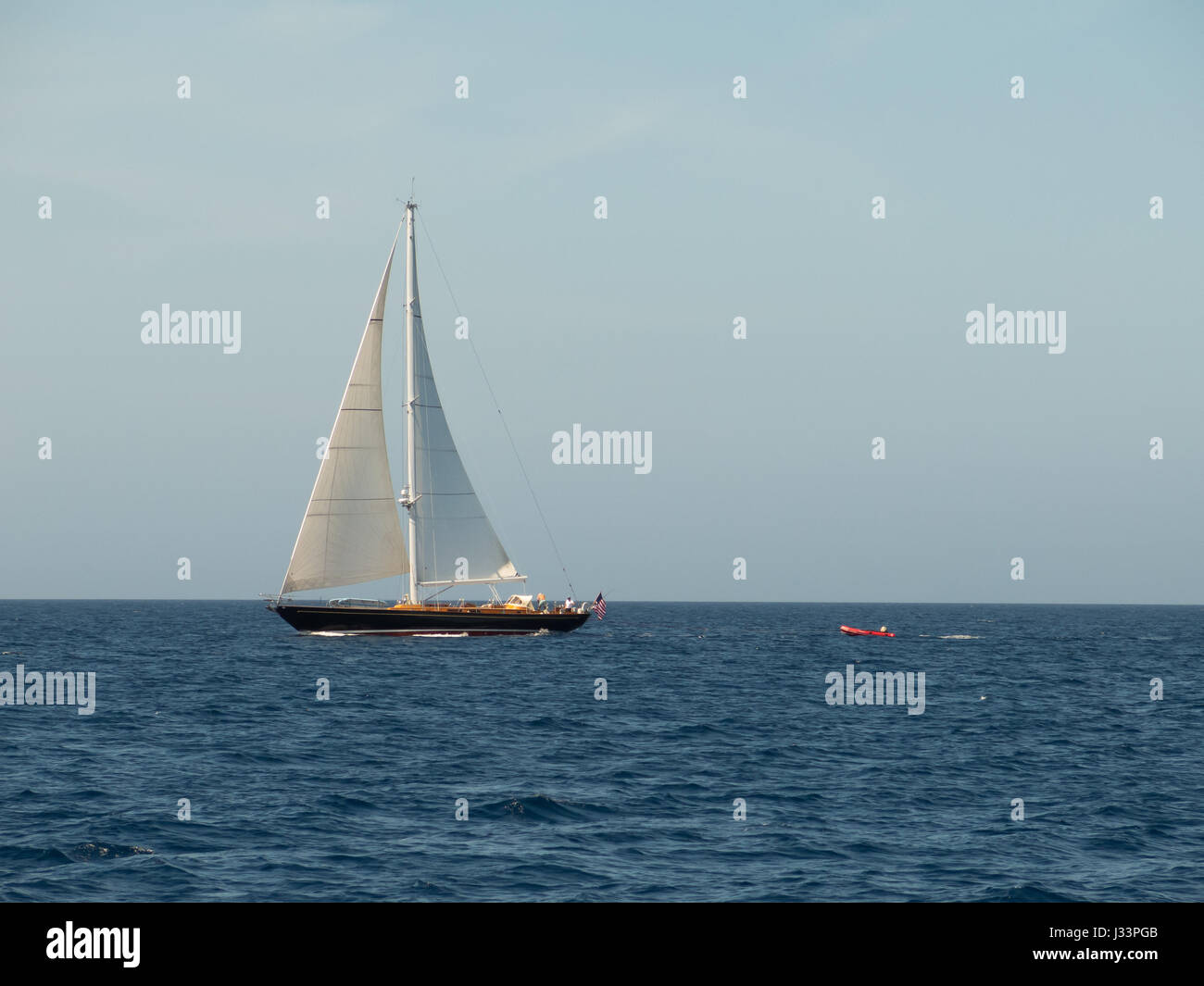 Remorquage voilier classique canot dans un vent arrière. Banque D'Images