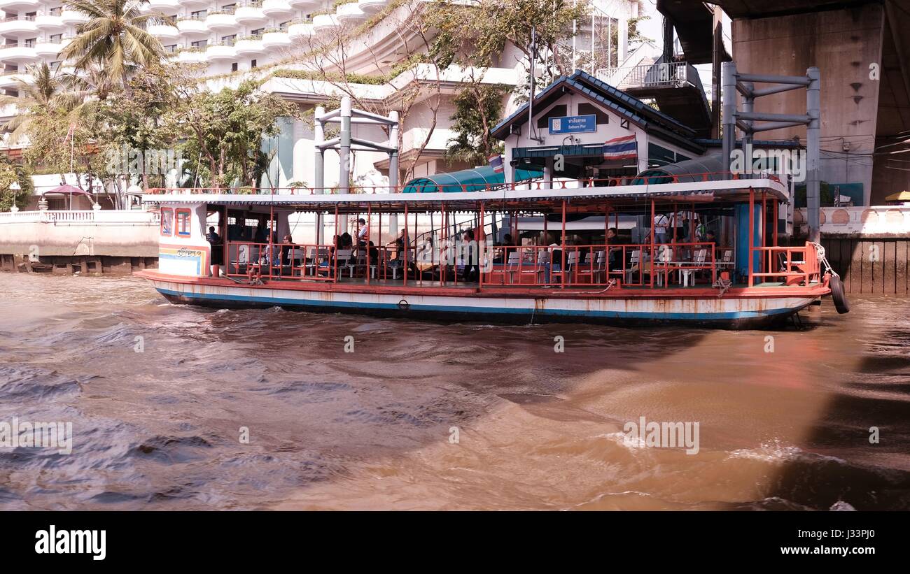 Ferry à Chao Phraya Pier Sathorn Bangkok Banque D'Images