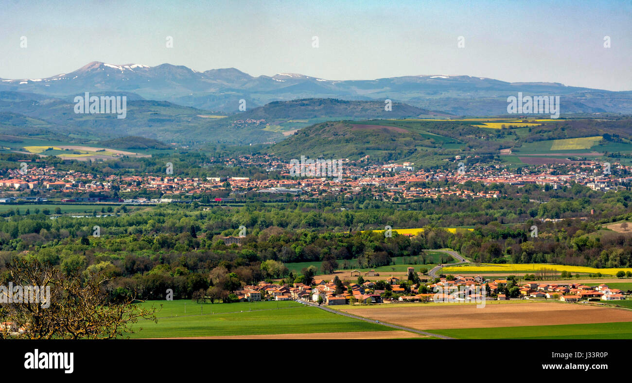 Voir d'Usson village sur plaine de la Limagne et la ville d'Issoire, Auvergne, Rhone Alpes, France Banque D'Images