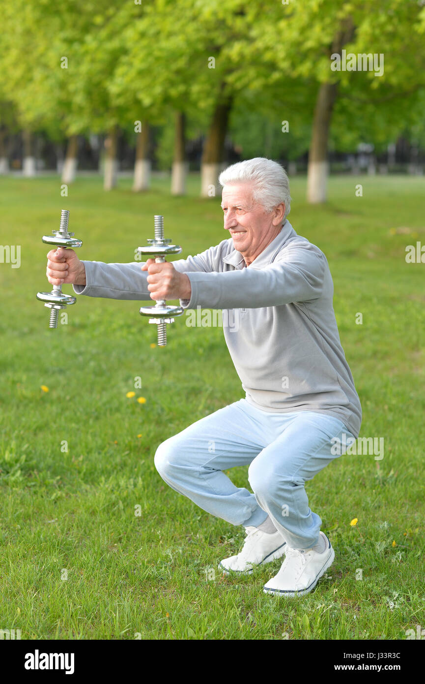 Vieil homme heureux de faire du sport Banque D'Images