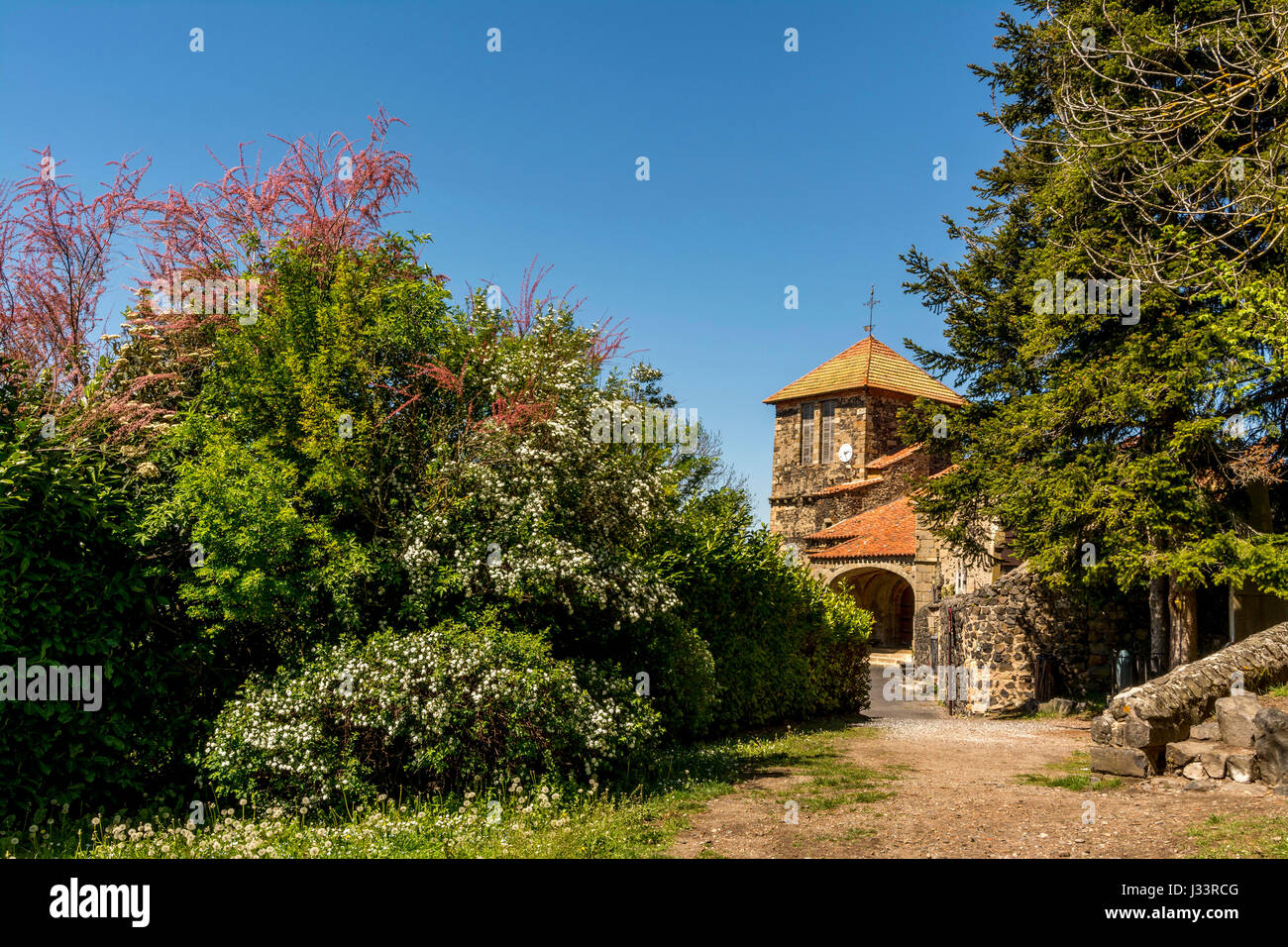 Usson étiqueté Les Plus Beaux Villages de France et son église Saint Maurice. Puy-De-Dome. L'Auvergne. France Banque D'Images