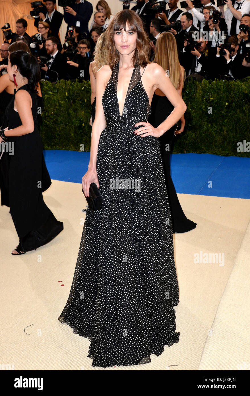 Alexa Chung qui fréquentent le Metropolitan Museum of Art Costume Institute Gala-bénéfice 2017, à New York, USA. ASSOCIATION DE PRESSE Photo. Photo date : lundi 1er mai 2017. Voir PA Story SHOWBIZ Gala. Crédit photo doit se lire : Aurore Marechal/PA Wire Banque D'Images