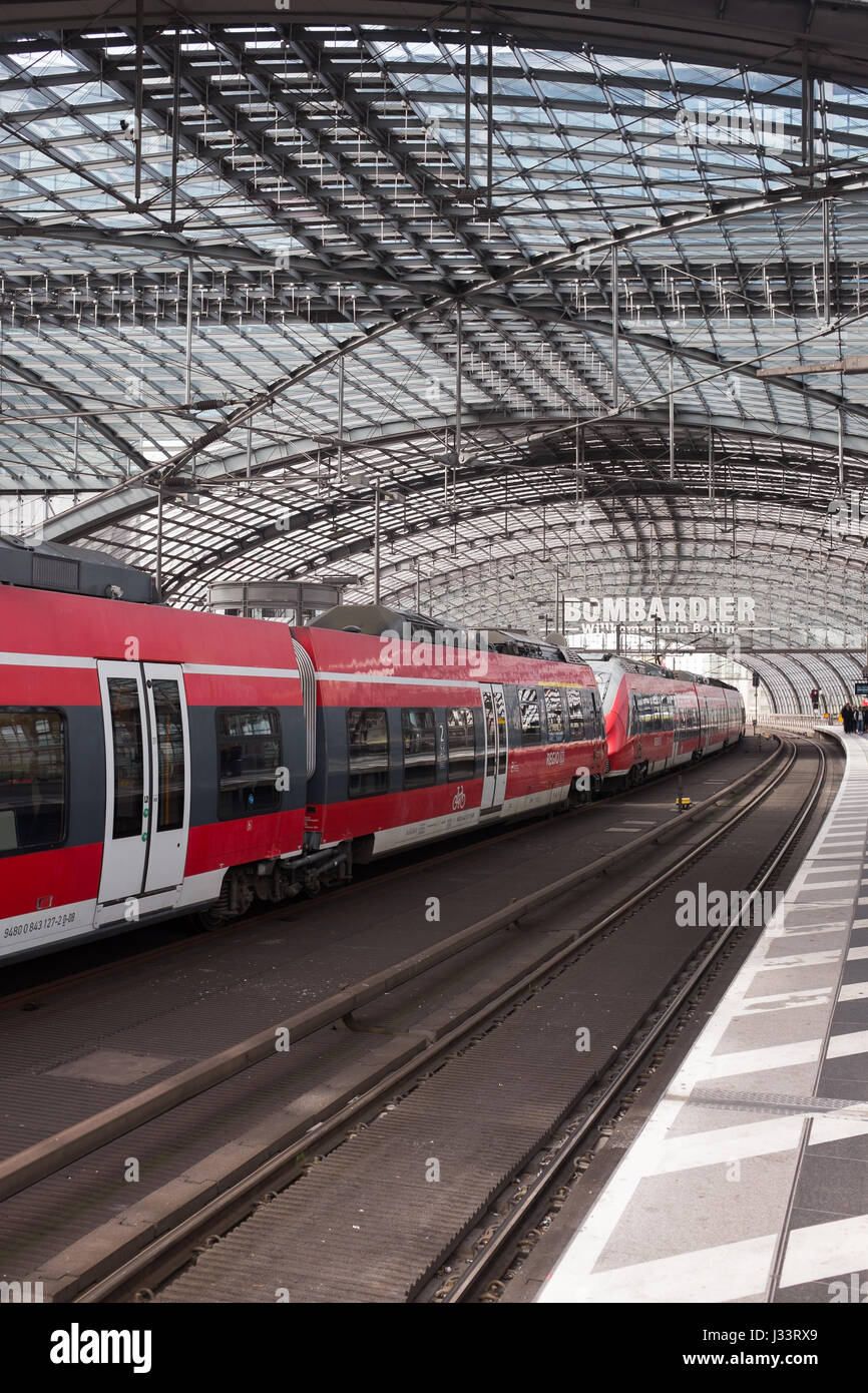 BERLIN, 24 avril : UNE (RE) Express Régional train régional à Berlin Hauptbahnhof (gare centrale de l'Allemagne) le 24 avril 2016. Banque D'Images