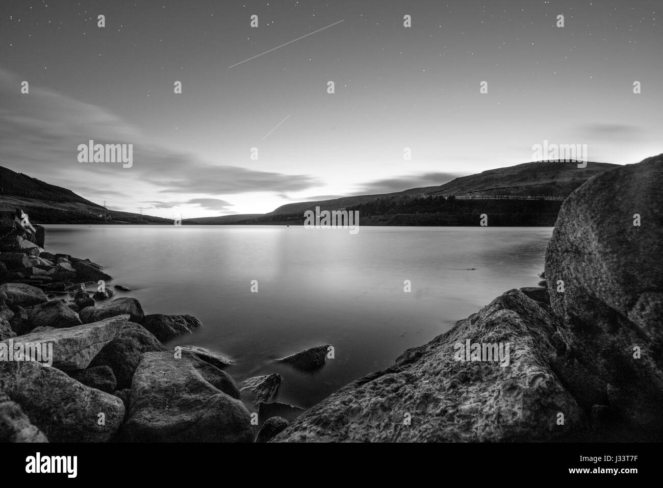 Lac de nuit. Une longue exposition avec des étoiles. Banque D'Images