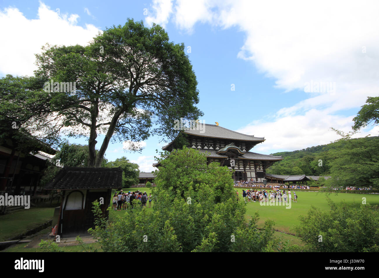 Profitez de l'étudiant à la sortie de temple dans Todiji ciel clair jour. Le Daibutsuden est le plus grand bâtiment en bois du monde, Nara, Japon. Banque D'Images