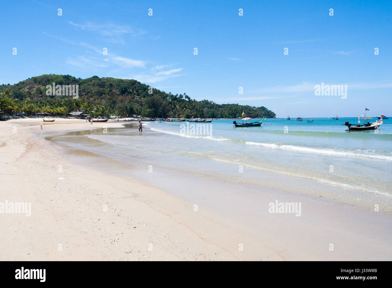 Long Tail boats sur l'extrémité sud de la plage de Bang Tao, Phuket, Thailand Banque D'Images