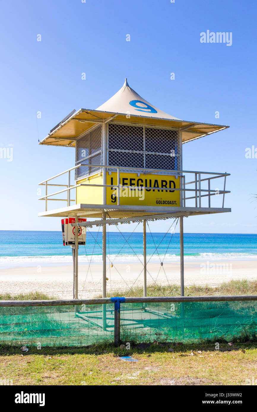 Lifeguard tower sur la plage de Currumbin sur une belle journée d'été ensoleillée, Gold Coast, Queensland, Australie Banque D'Images