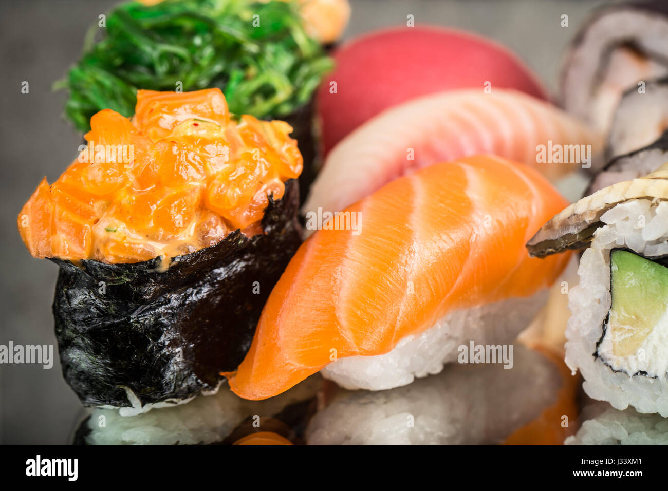 Close up of salmon et nirigi gunkan Banque D'Images