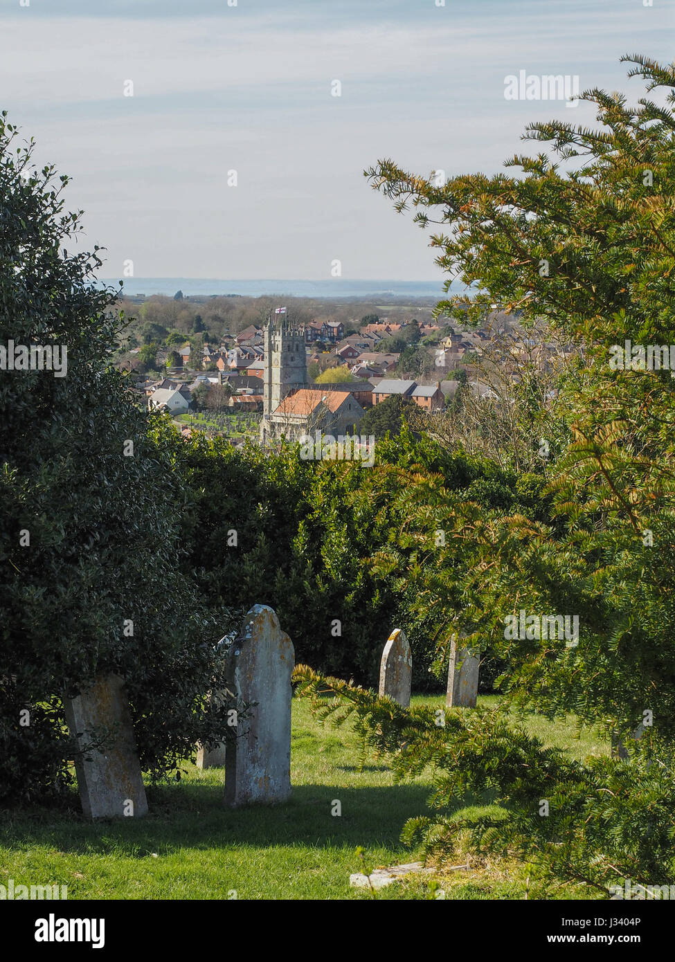 L'église St Mary Vierge Newport Isle of Wight à travers les arbres dans le cimetière Mount Joy après-midi d'été, la lumière du soleil Banque D'Images