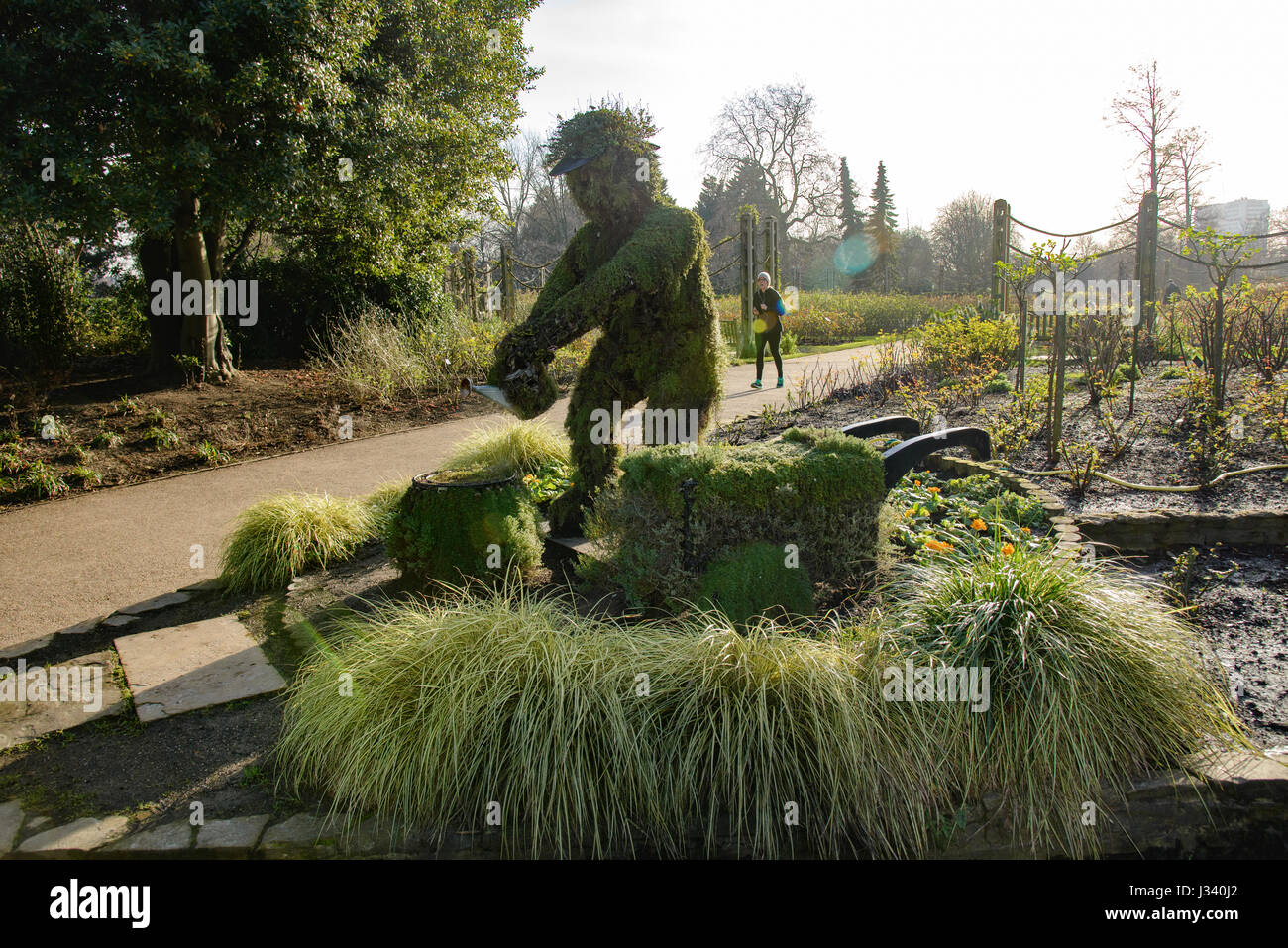Une sculpture d'un jardinier fait de moss à Richmond Park, Londres. Banque D'Images