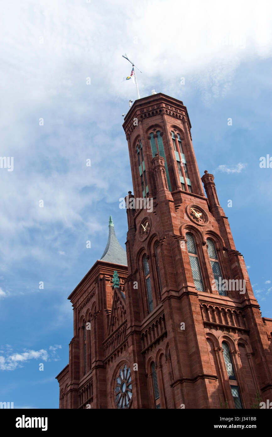 La Smithsonian Institution Building, connu comme le "château", a été le premier bâtiment du musée sur le National Mall à Washington, D.C. Banque D'Images