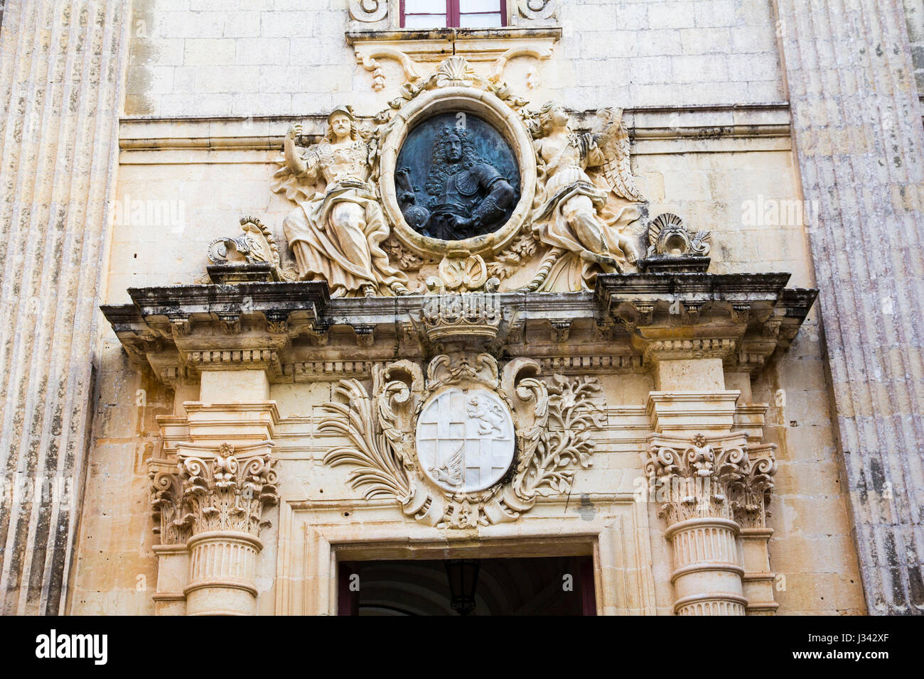 Avant-cour du Palazzo Vilhena, un palais de style baroque français, commandé en 1726 par le Portugais Grand Maître de l'Ordre de Saint-Jean, Antonio Manoel. Banque D'Images