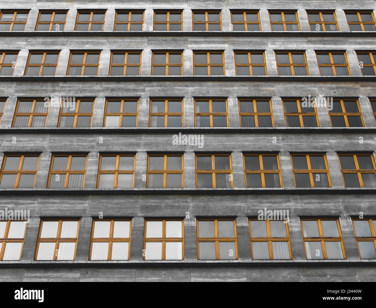 Windows identiques répétées sans fin dans un bâtiment de style communiste. Banque D'Images