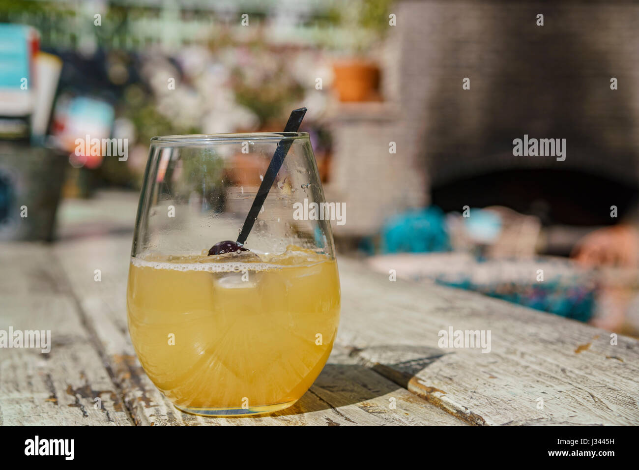 Profitez d'un cocktail avec une cerise dans le jardin pendant l'happy hour Banque D'Images