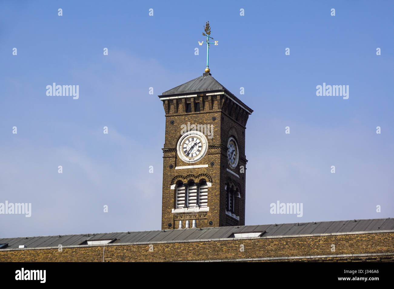 Réveil et façade de la tour de Canary Wharf à Londres City Banque D'Images