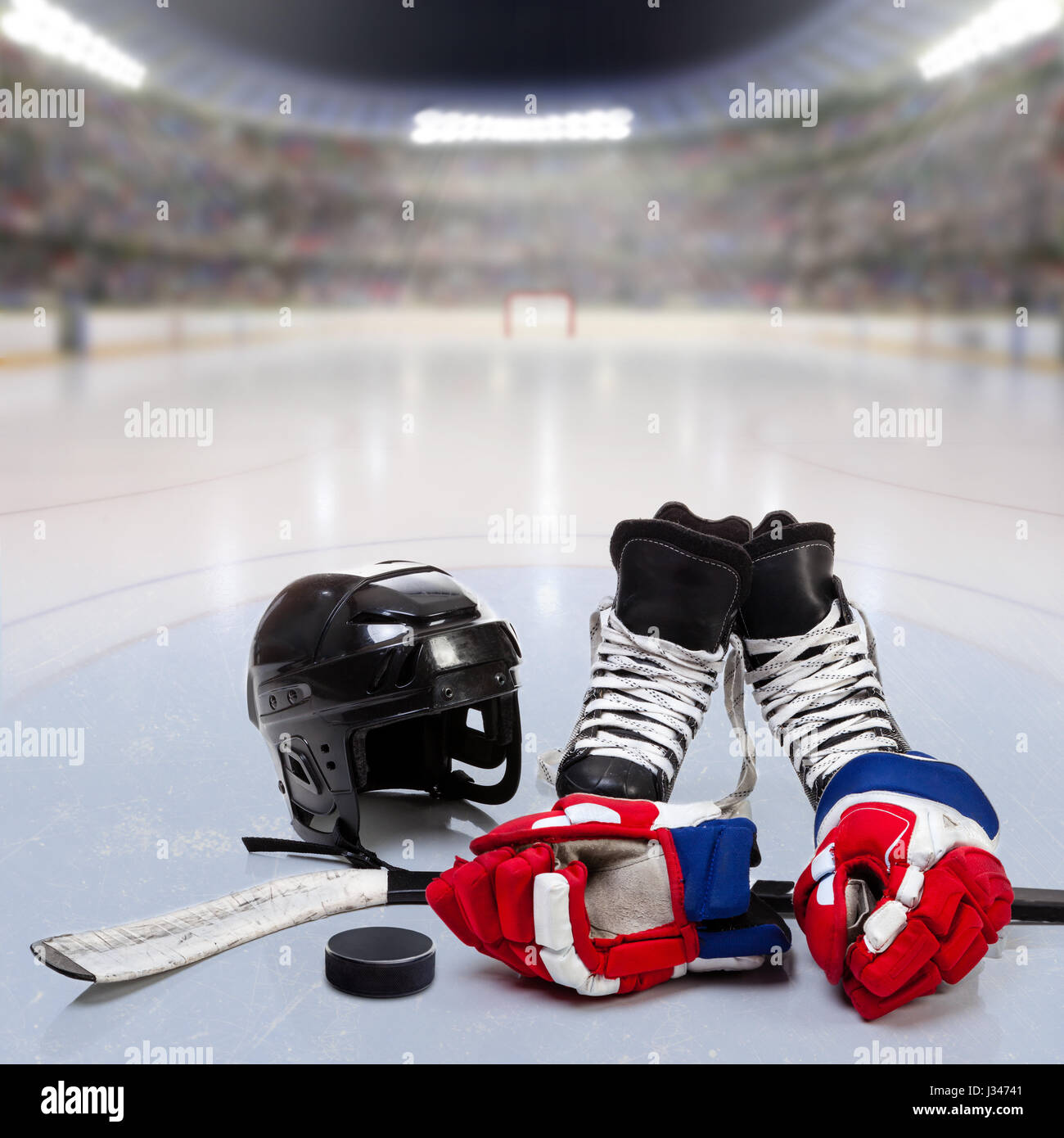 Casque, gants de hockey, patins, d'un bâton et pointeur sur la glace en  scène fictive avec des fans dans les tribunes et copiez l'espace. Le rendu  3D de patinoire de hockey arena