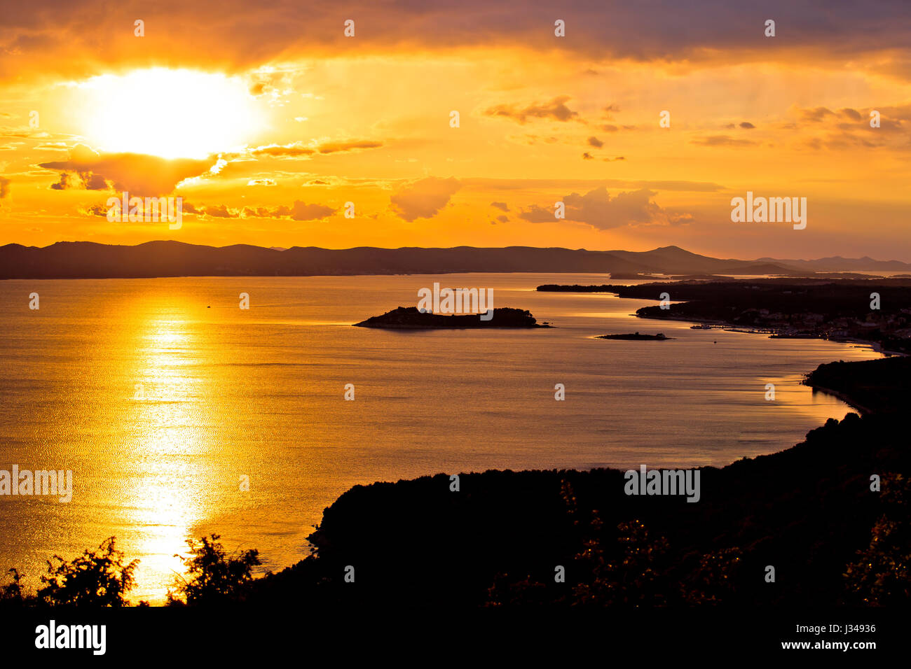 Archipel de Kvarner vue du coucher de soleil, Pakostane bay et l'île de Pasman, Croatie Banque D'Images