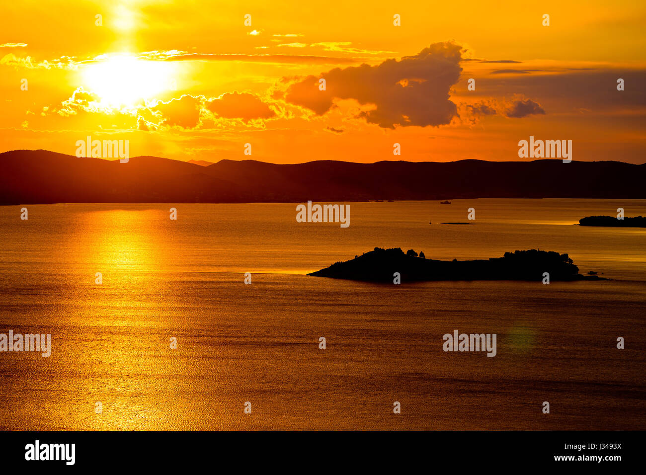 Incroyable coucher du soleil au-dessus de l'île de Pasman, archipel de Kvarner, Croatie Banque D'Images