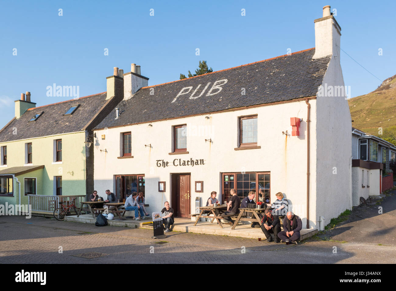 Pub à Dornie, un ancien village de pêcheurs dans la région de Highland, en Écosse - Le Clachan Banque D'Images
